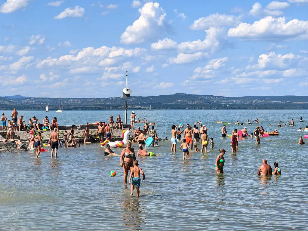 Strandolók és gyerekek a sekély vízben a lellei szabadstrandon