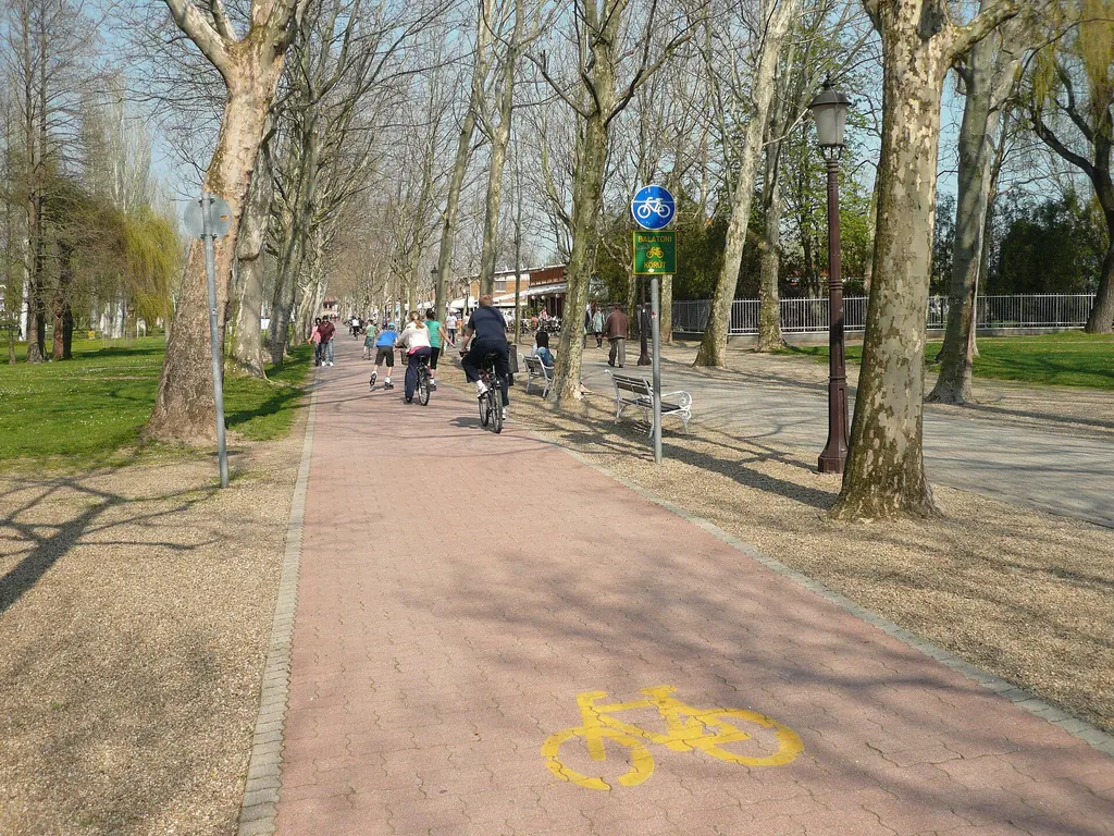 Kerékpárosok a Balaton-parti bringaúton, platánok alatt (Balatonfüred)