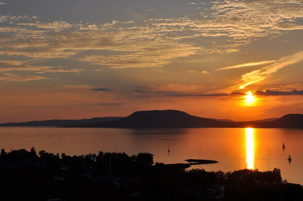 Aranyló naplemente a Badacsony fölött, Balatonboglárról nézve