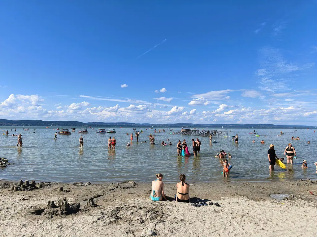 Nyári strandélet a sekély vízben Lellén