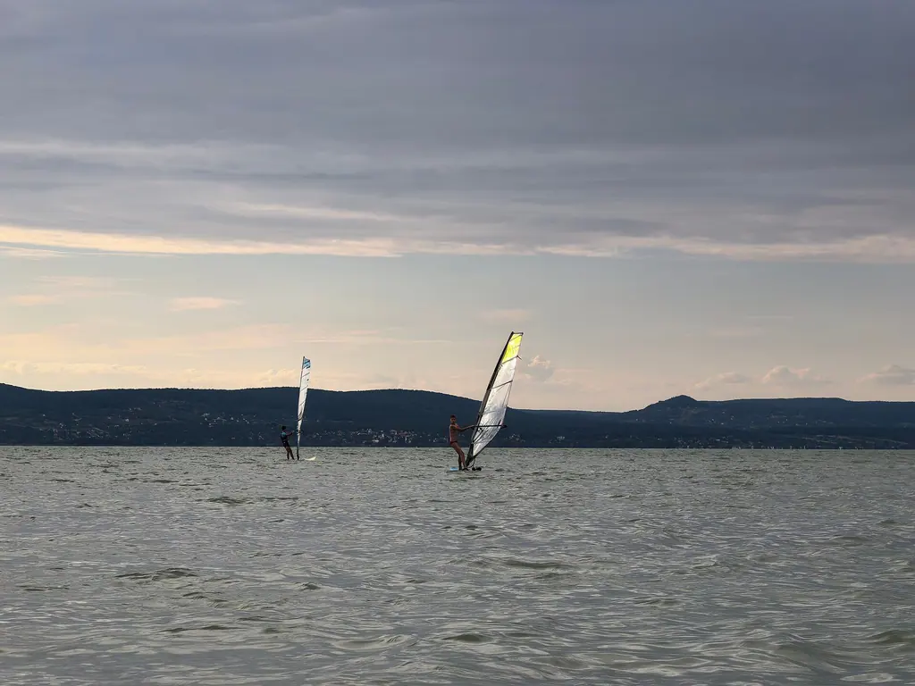 Szörfösök az esti Balatonon Lelle előtt