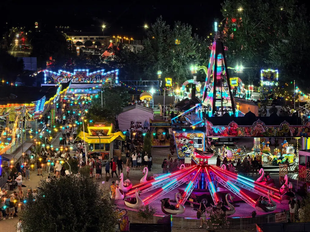 A lellei vidámpark esti fényei felülről